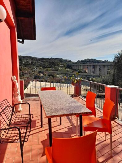 Casa quadrilocale in vendita in Strada dei Terzieri, Imperia