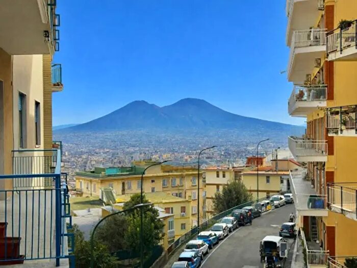 Appartamento con 6 locali in vendita in Viale Raffaello, Napoli