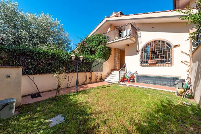 Casa con 5 locali in vendita in Via Pace del Mela, Roma