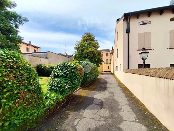 Casa con 10 locali in vendita in Via Giacomo Matteotti, Reggiolo