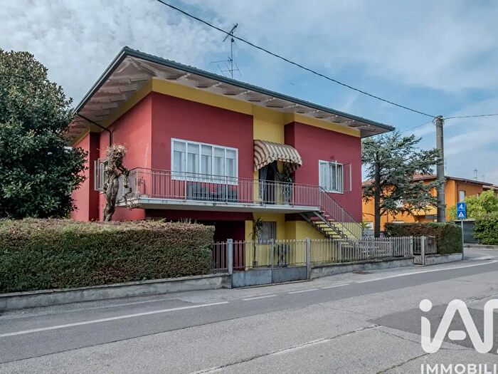 Casa con 8 locali in vendita in Via Raffaello Sanzio, Castel Goffredo