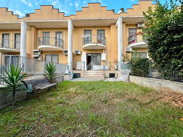 Casa con 6 locali in vendita in Via Felice Squitieri, Roma