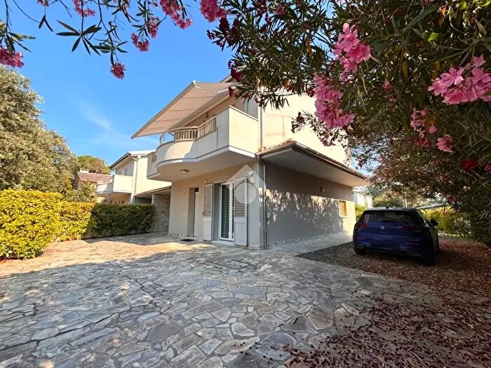 Casa con 6 locali in vendita in Viale dei Lecci, Ravenna