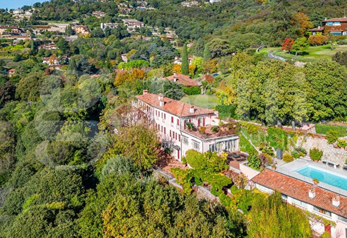 Casa con 10 locali in vendita in Via Patrocinio, Brescia