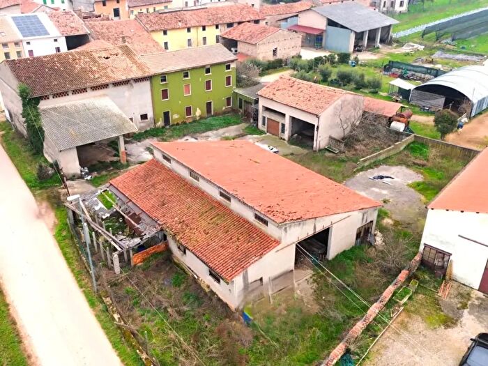 Casa quadrilocale in vendita in Via Roma, Valeggio Sul Mincio