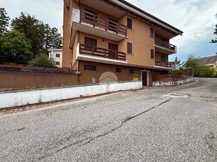 Appartamento con 5 locali in vendita in Via Achille Chiuchiarelli, Ovindoli