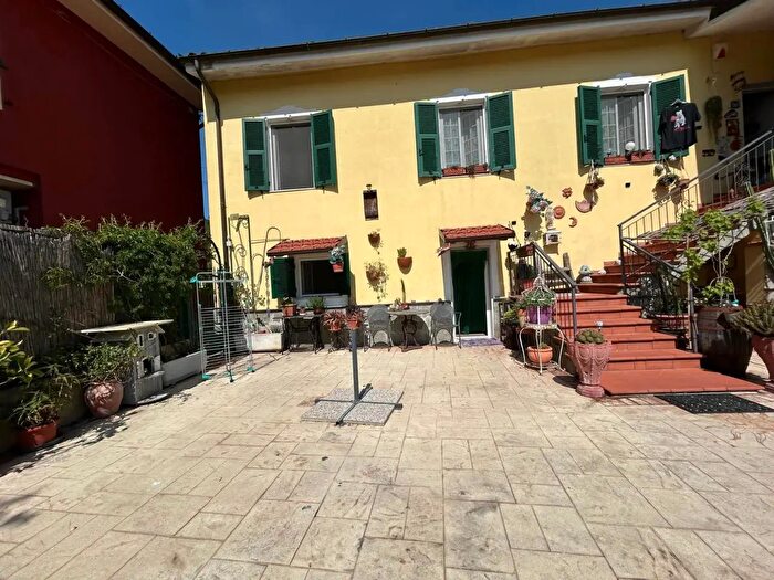 Casa con 7 locali in vendita in Brugnato