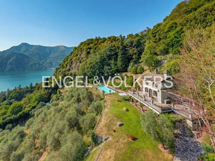 Casa con 6 locali in vendita in Varenna