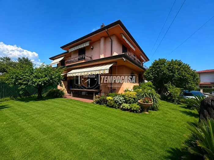 Casa con 7 locali in vendita in Via Godola Bis, Massa