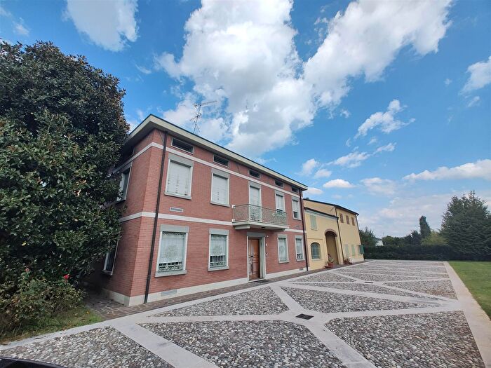 Casa con 19 locali in vendita in Via Vittorio Veneto, Reggiolo