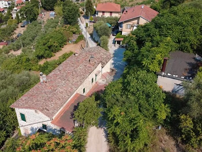 Casa quadrilocale in vendita in Via degli Ulivi, Gubbio