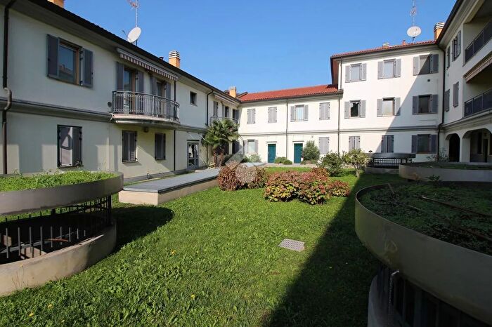 Appartamento trilocale in vendita in Via Tommaso Grossi, Rho