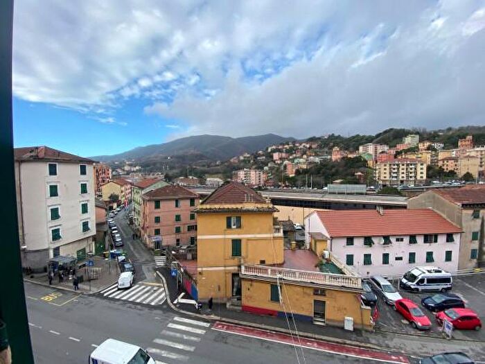 Appartamento trilocale in vendita in Via Costantino Reta, Genova