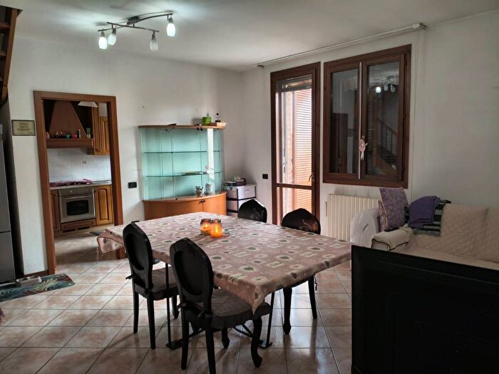 Appartamento con 5 locali in affitto in Strada Castelnuovo Rangone, Portile Paganine, Modena