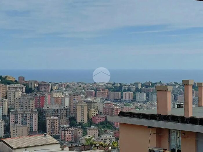 Appartamento trilocale in vendita in Via Enrico Hilyer Giglioli, Genova
