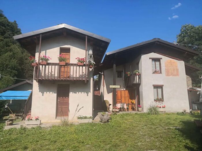 Casa con 6 locali in vendita in Via San Firmino, Paesana