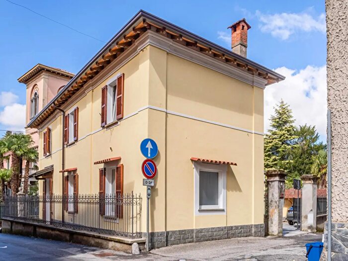 Casa con 13 locali in vendita in Via Piave, Cuvio