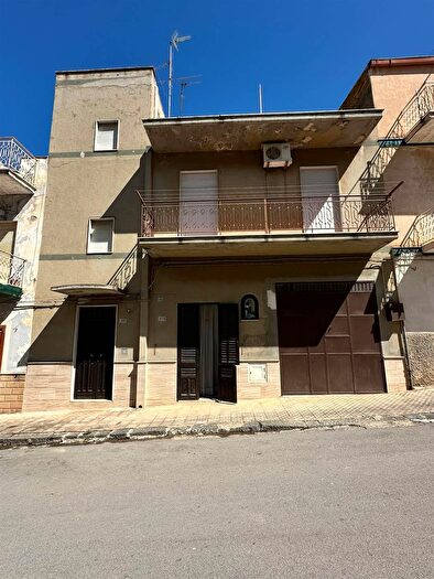 Casa con 8 locali in vendita in Via Oliveto, Ribera