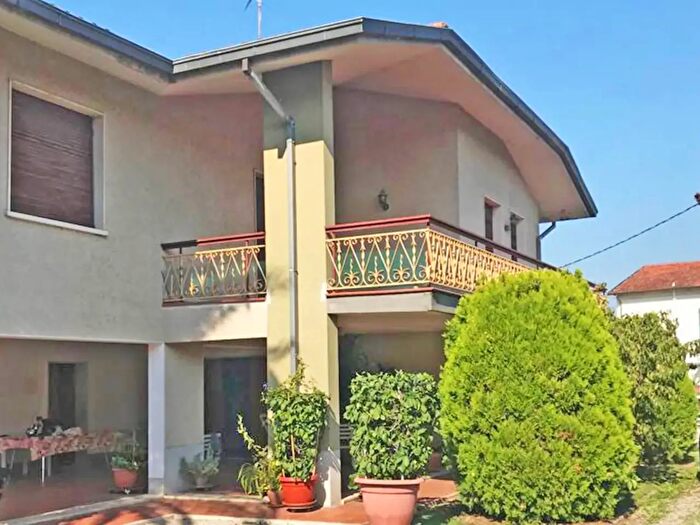 Casa con 7 locali in vendita in Montecarlo