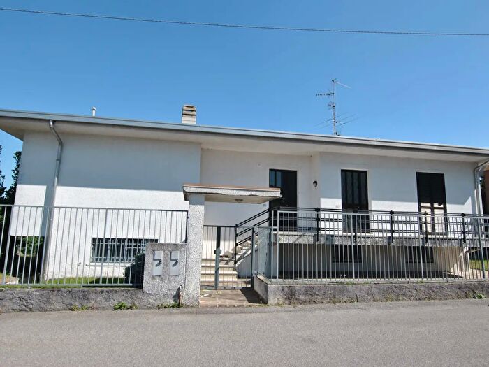 Appartamento bilocale in affitto in Via Parini, Renate