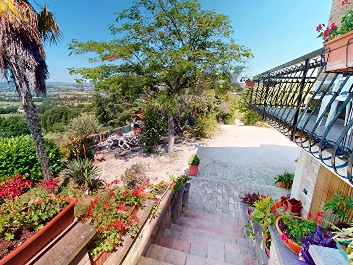 Casa con 8 locali in vendita in Frazione Rocca Sant Angelo, Assisi