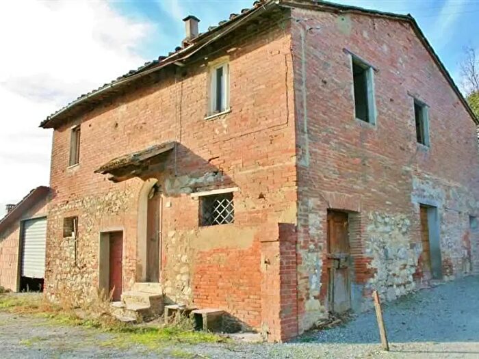 Casa con 10 locali in vendita in Castiglione Del Lago
