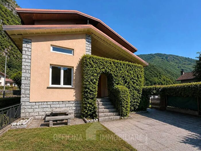 Appartamento con 5 locali in vendita in Via San Fedelino, Novate Mezzola