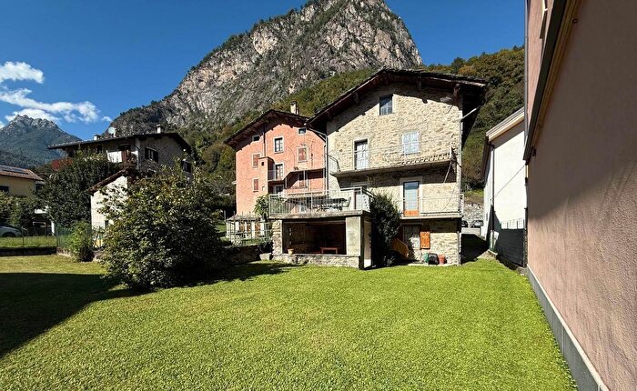 Casa con 7 locali in vendita in Via Don Buzzetti, Chiavenna