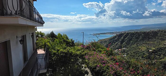 Casa quadrilocale in vendita in Taormina