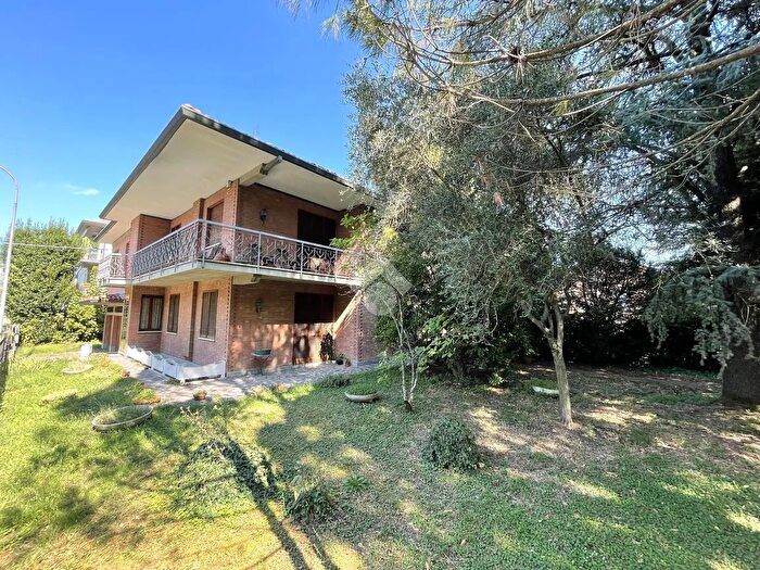 Casa con 9 locali in vendita in Viale Vassura, Cotignola