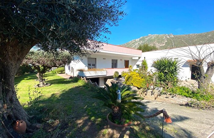 Casa con 7 locali in vendita in Mondragone