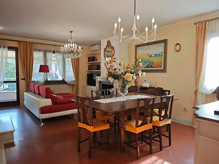 Casa con 5 locali in affitto in Forte Dei Marmi