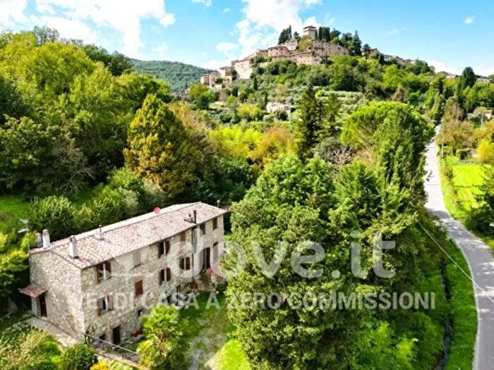 Casa con 6 locali in vendita in Via Finoglio Snc, Cetona
