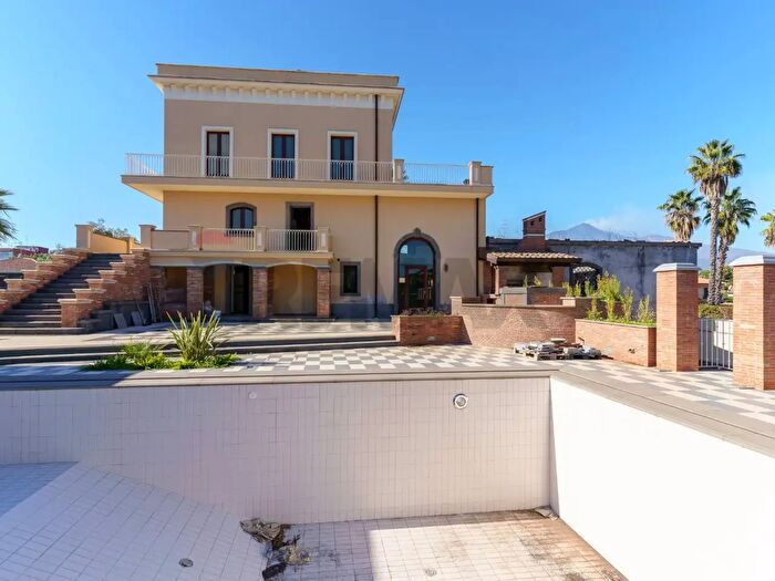 Casa con 14 locali in vendita in Luigi Capuana, Aci SantAntonio