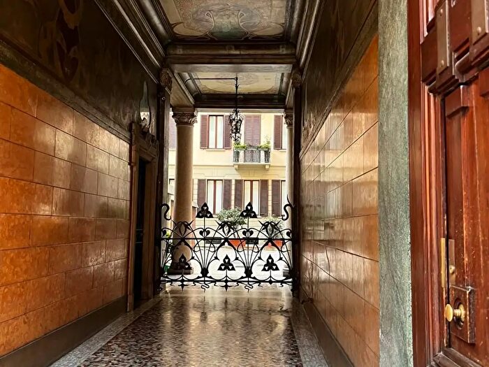 Appartamento trilocale in vendita in Via Petrarca, Milano