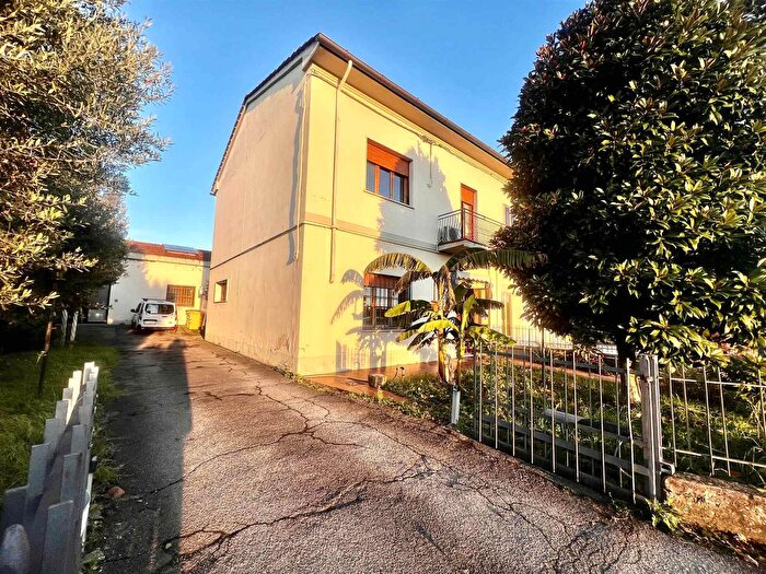Casa con 8 locali in vendita in Campi Bisenzio