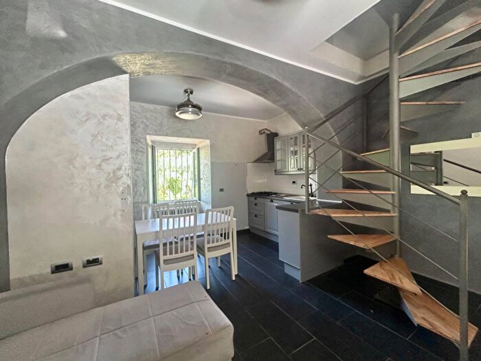 Appartamento quadrilocale in vendita in Via Santuario, Savona