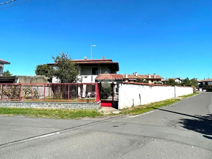 Casa quadrilocale in vendita in Via Mariani Don G, Busto Garolfo