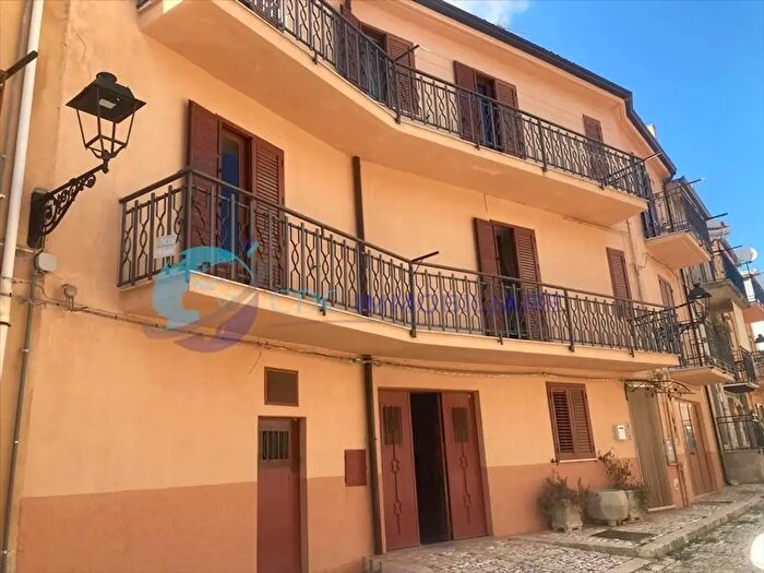Casa con 10 locali in vendita in Via Censiti, Prizzi