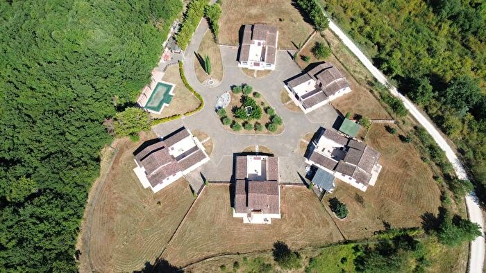 Casa con 10 locali in vendita in Via del Convento Collazzone, Collazzone