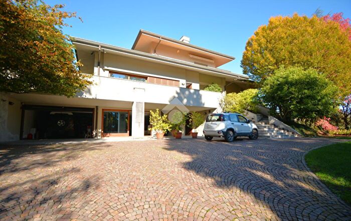 Casa con 9 locali in vendita in Via Don Lorenzo Riva, Palazzago