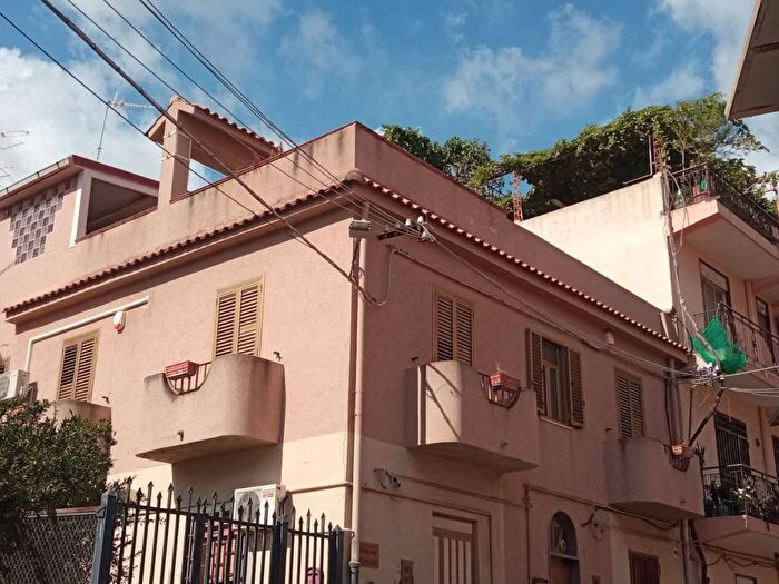 Appartamento quadrilocale in affitto in Via del Santo, Quartiere Lombardo, Messina