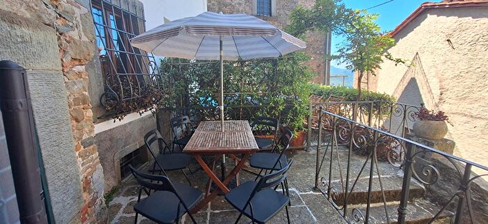 Casa con 8 locali in vendita in Bagni Di Lucca