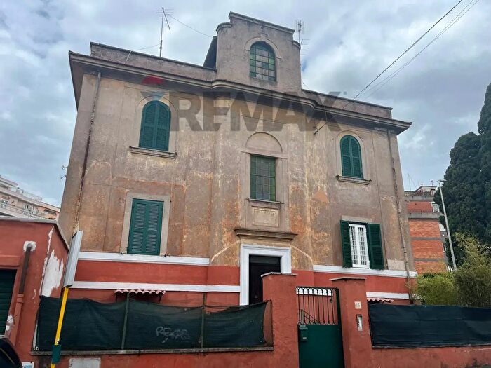 Appartamento trilocale in vendita in Via Fratelli Gualandi, Roma