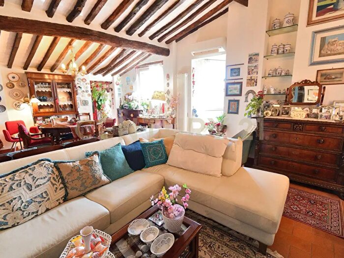 Appartamento con 6 locali in vendita in Via Guinigi, Lucca