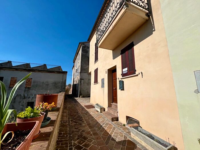 Casa con 8 locali in vendita in Fraz San Donato, Fabriano