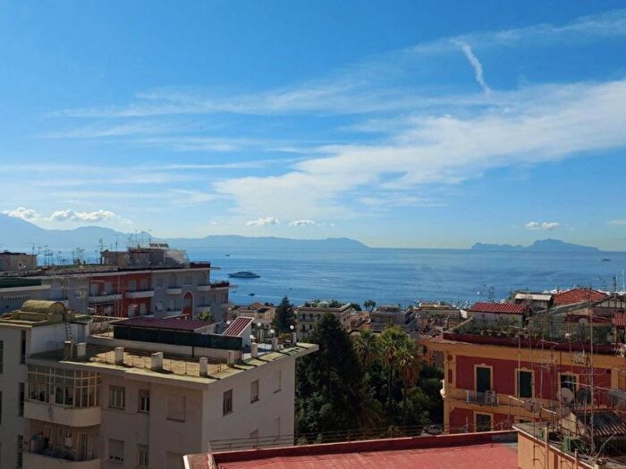 Appartamento con 6 locali in affitto in via tasso, Piazza Amedeo Parco Margherita, Napoli