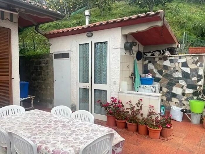 Casa con 5 locali in vendita in a S Francesco, Massa