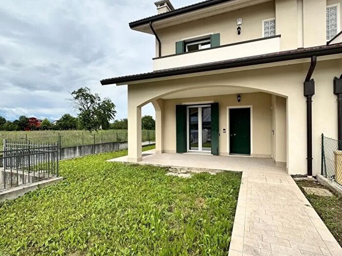 Casa con 7 locali in affitto in Viale Stati Uniti, Quinto Vicentino
