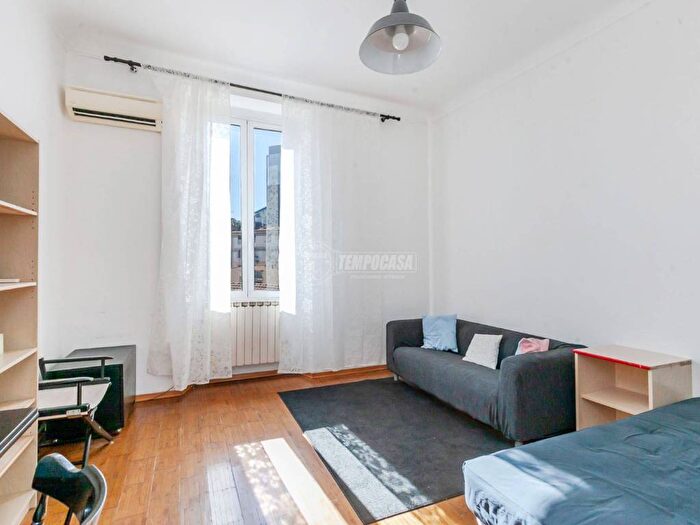 Appartamento trilocale in affitto in Via Garigliano, Isola, Milano